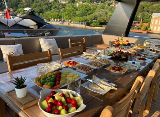 Istanbul: Private Bosporus-Tour auf Luxusyacht