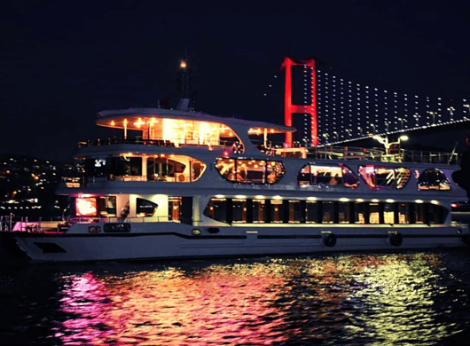 Istanbul: Dinner Cruise mit Getränken & türkischem Menü