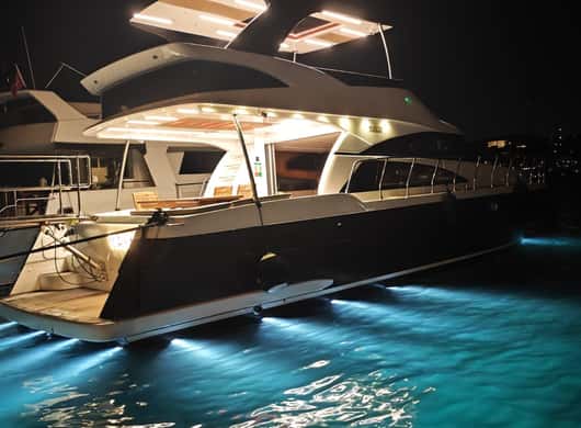 Istanbul: Private Bosporus-Yacht mit Guide & Snacks