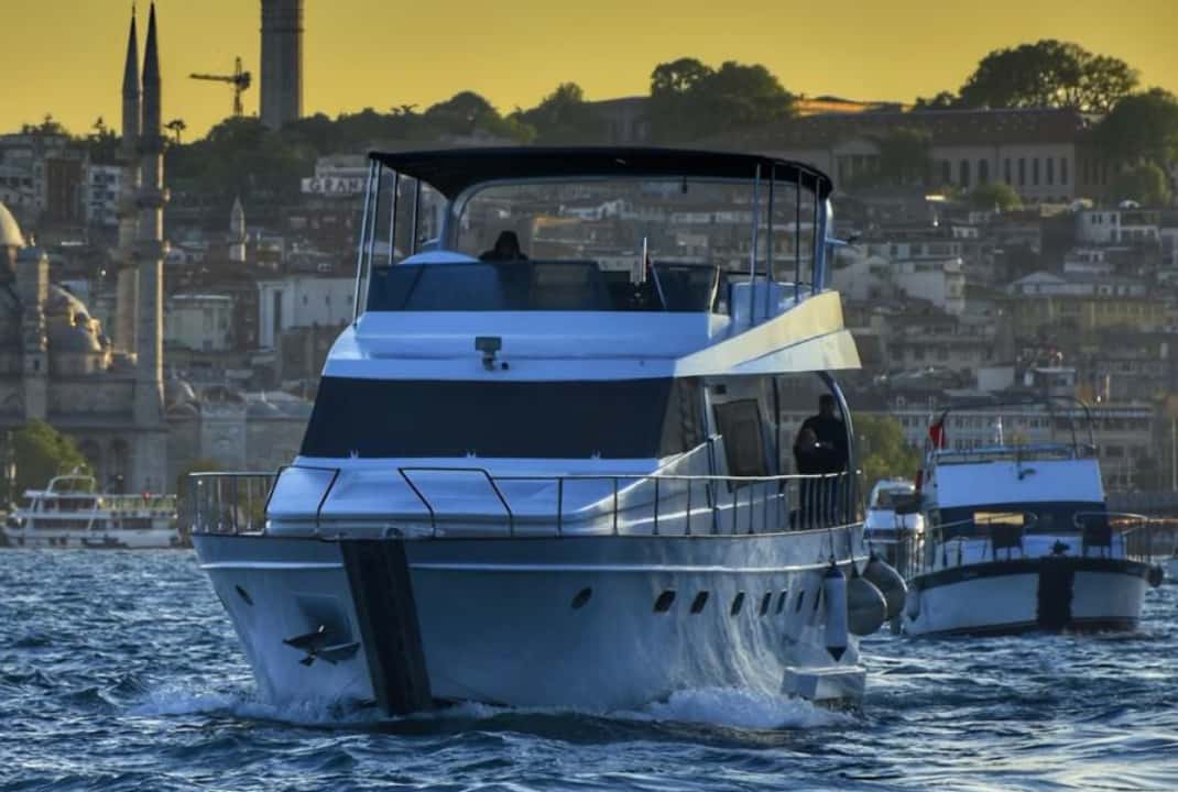 İstanbul: Private Luxusyacht auf dem Bosporus 24 MT (79 Fuß)
