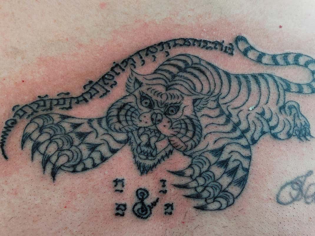 Bangkok: Hand-Poke Tattoo Guide im Wat Bang Phra & Blessing