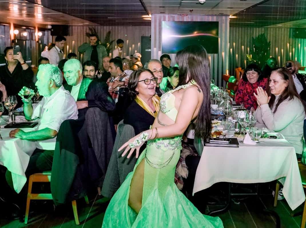 Bosporus Dinner Cruise & Tanzshows mit privatem Tisch