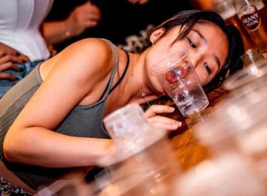 Athen: Original-Kneipentour mit VIP-Club-Eintritt