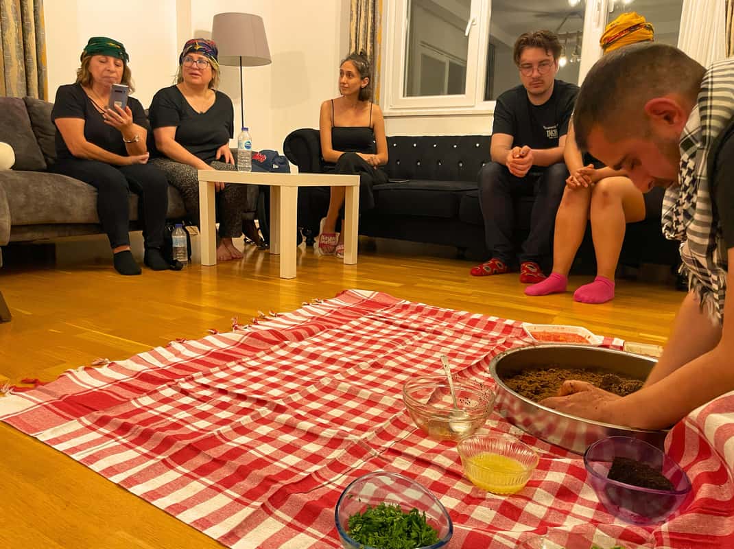 Traditionelle Hausmannskost mit Çiğköfte - Lernen und Essen
