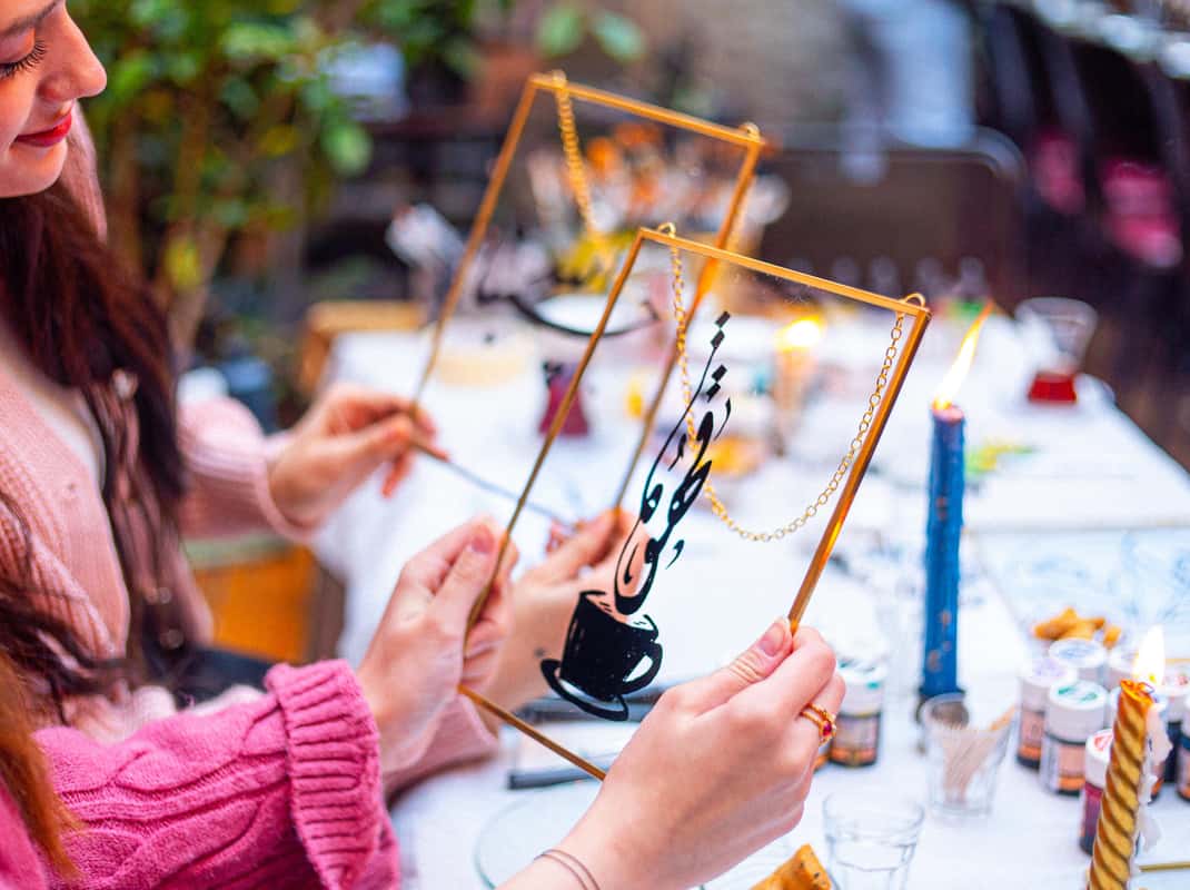 Istanbul: Gestalte deine eigene Kalligrafie auf Glas mit Messingrahmen