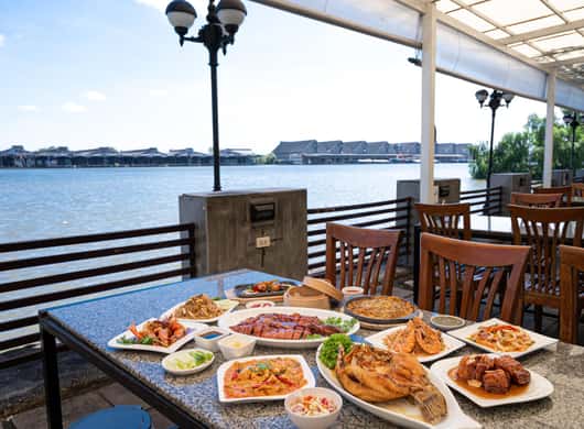 Bangkok: Savoey Riverview Rama 3 & ein hochwertiges Paket