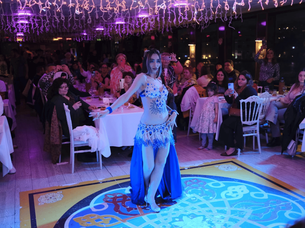 Istanbul: Dinner Cruise mit Abholung vom Hotel und optionalen Getränken