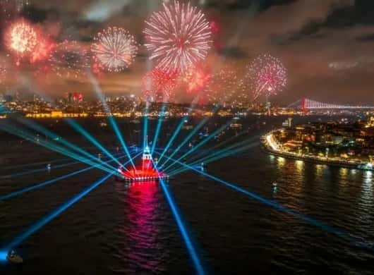 Istanbul: Silvester-Bosporus-Kreuzfahrt mit Dinner & Transfer