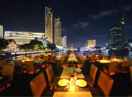 Bangkok: Dinner Cruise am Chao Phraya & Hotelübernachtung