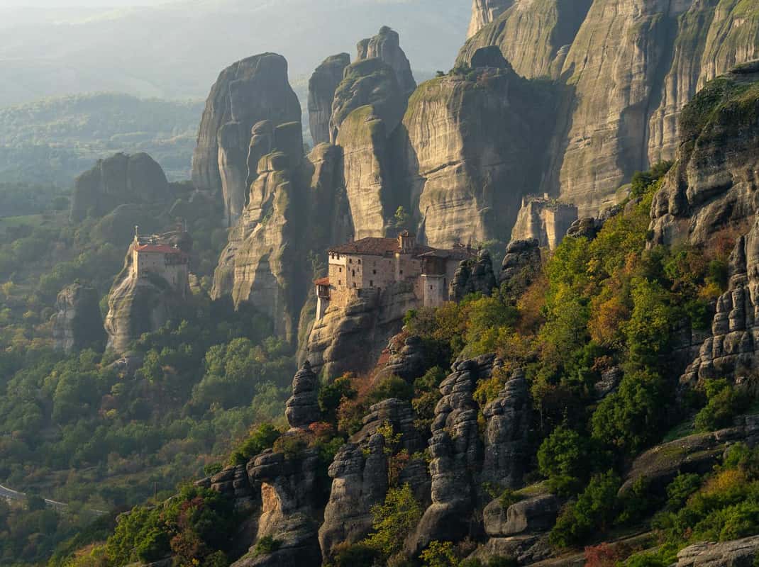 Von Athen aus: Tagestour zu den Meteora-Höhlen und Klöstern mit dem Zug