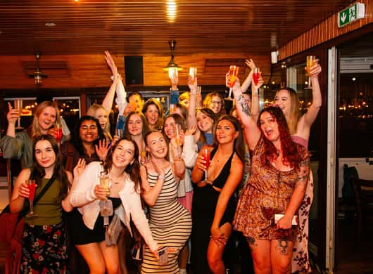 Budapest: 75 Minuten Flussfahrt & Cocktails genießen