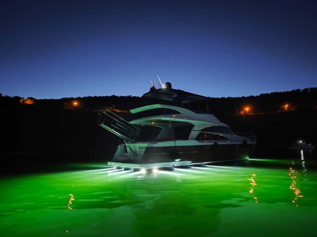 Istanbul: Private Bosporus-Yacht mit Tourguide und Snacks