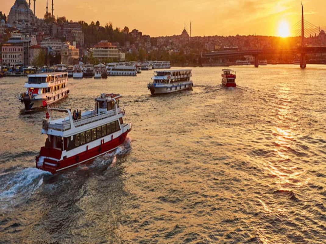 Führung: Sonnenuntergangs-Bootsfahrt auf dem Bosporus in Istanbul