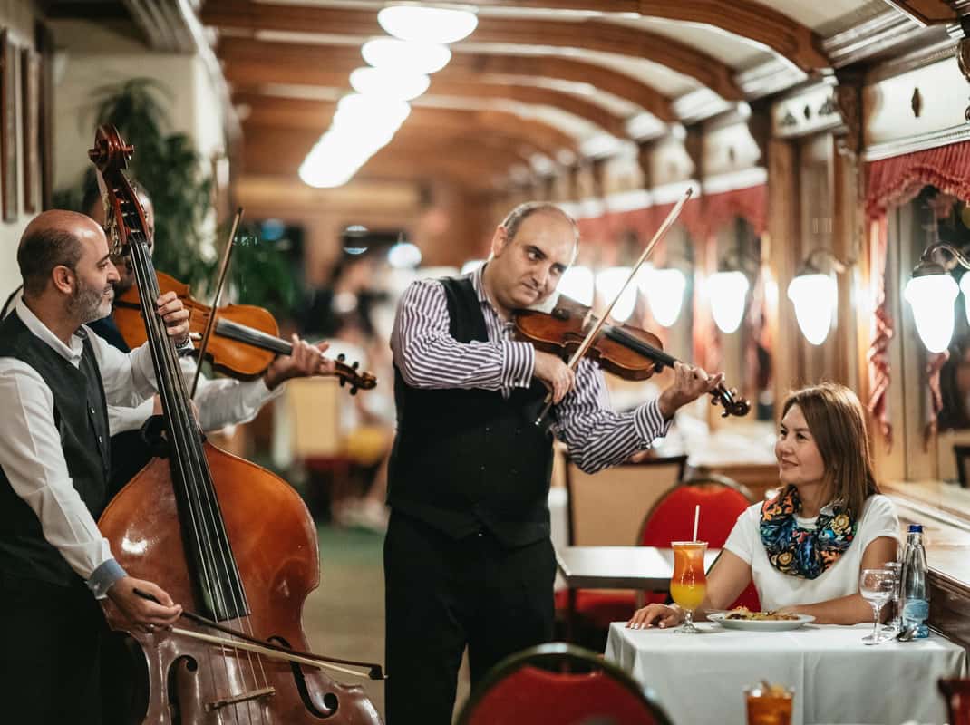 Budapest: Donau-Kreuzfahrt mit ungarischem Abendessen und Live-Musik