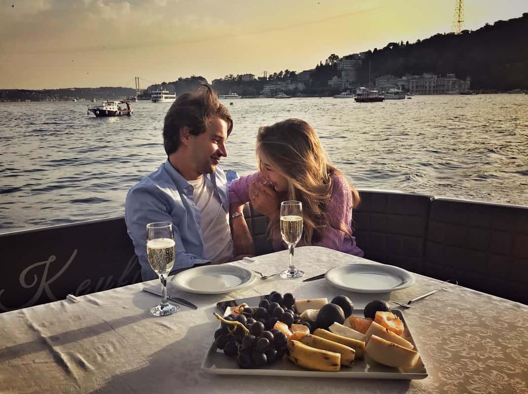 Istanbul: Private Bosporus-Dinner-Kreuzfahrt auf einer Luxusyacht