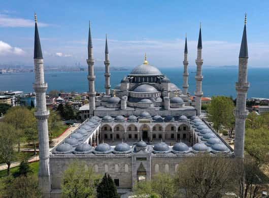 Istanbul: Yachtfahrt bei Sonnenuntergang mit Transfer