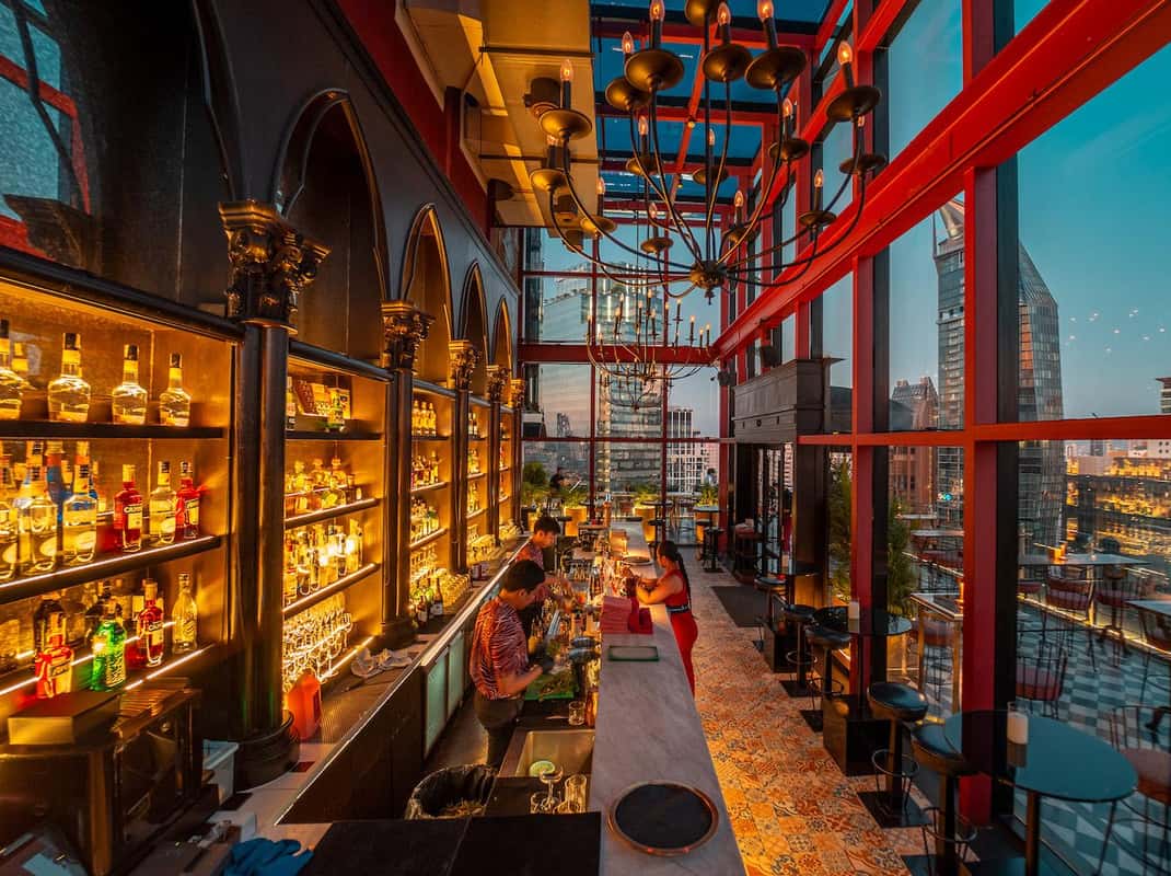 Bangkok: Mojjo Rooftop Lounge & Bar Food & Beverage Paket