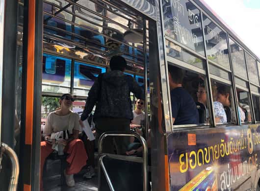 Bangkok: Tempel- und Palasttour mit Mittagessen im Safari Bus